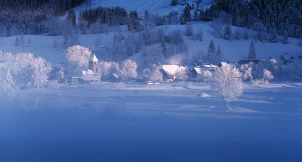 Schöner Wintermorgen Nach Neuschnee Zugefrorenen See — Stockfoto