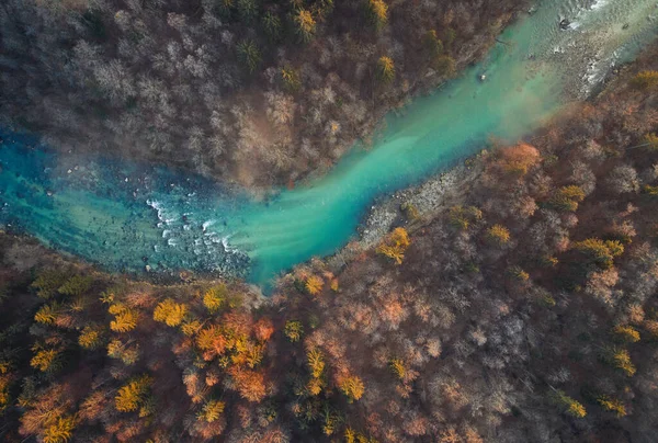 Πετώντας Πάνω Από Ένα Φθινοπωρινό Δάσος Και Ποτάμι Την Ανατολή — Φωτογραφία Αρχείου