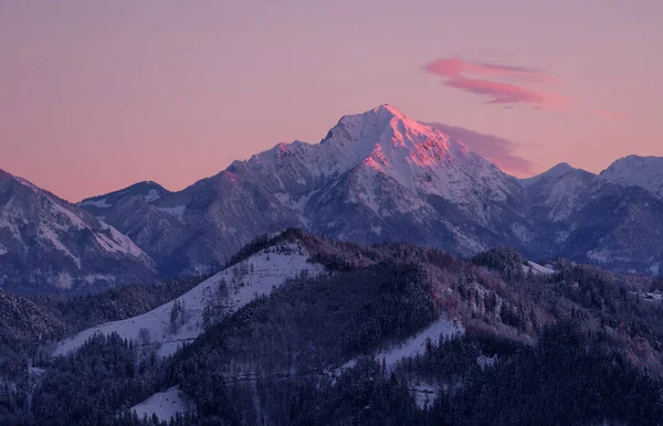 Όμορφο Χειμωνιάτικο Πρωινό Μετά Από Φρέσκο Χιόνι Έντονα Χρώματα Ανατολής — Φωτογραφία Αρχείου
