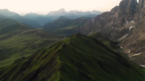 Flygfoto Soluppgången Dolomiterna Vacker Morgon Seiser Alm Platå Med Stugor — Stockvideo