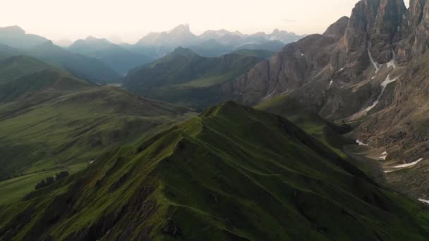 Vídeo Aéreo Nascer Sol Nas Montanhas Dolomitas Bela Manhã Planalto — Vídeo de Stock