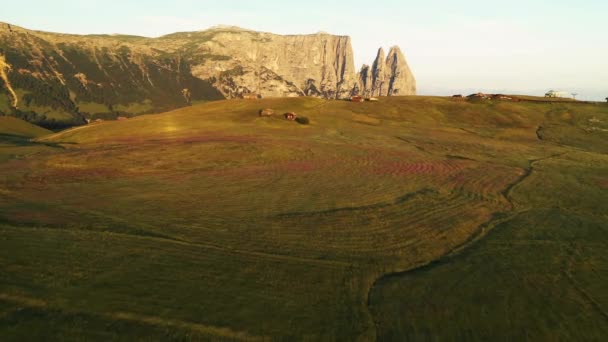 Aerial Video Sunrise Dolomites Mountains Beautiful Misty Morning Fog Seiser — Wideo stockowe