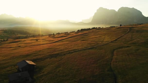 Dolomitlerin Dağlarında Güneşin Doğuşunun Hava Videosu Seiser Alm Platosunda Sisli — Stok video
