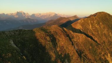 Julian Alpleri 'nin dağlarındaki tepenin zirvesinde bir yürüyüşçü..