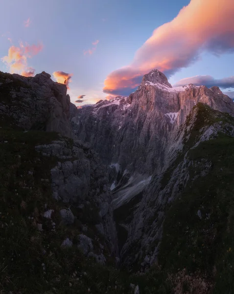 Wschód Słońca Górach Alp Julijskich Słowenii Majestatyczne Szczyty Żywymi Chmurami — Zdjęcie stockowe