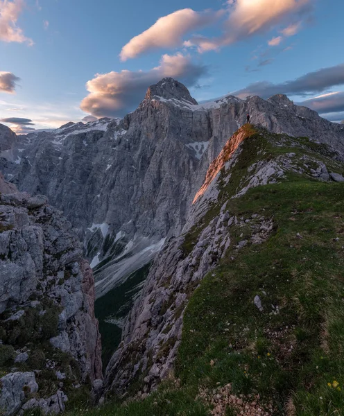 位于斯洛文尼亚朱利安阿尔卑斯山山脉的日出 雄伟的山峰 上面乌云密布 — 图库照片