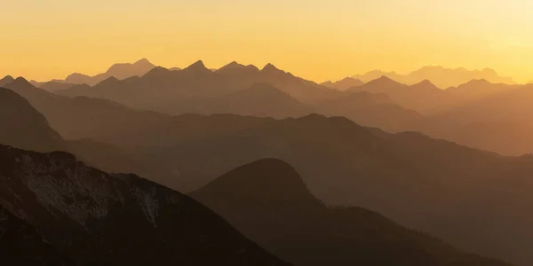 Silueta Las Montañas Del Amanecer Los Alpes Julianos Hermosa Mañana —  Fotos de Stock
