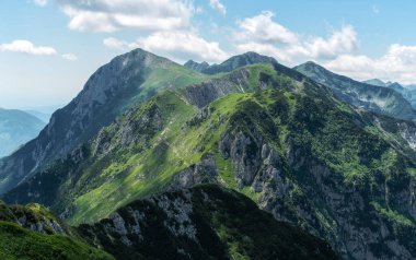 Julian Alplerinde gündoğumu dağları silueti. Tepelerin zirvesinde güzel bir sabah. 