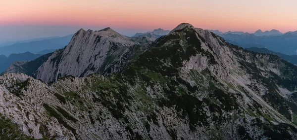 朱利安阿尔卑斯山的日出山轮廓 美丽的早晨在山顶上 — 图库照片