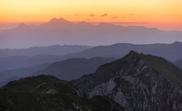 Zonsopgang Bergen Silhouet Juliaanse Alpen Prachtige Ochtend Top Van Heuvels — Stockfoto