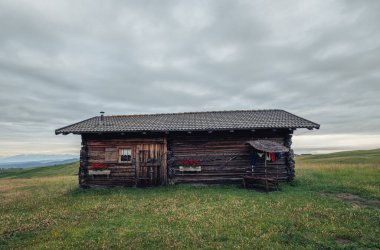 Seiser Alm Platosu 'ndaki Dolomites Dağları' ndaki kır evleri. Sabah karamsar ve kasvetli bir manzara.. 