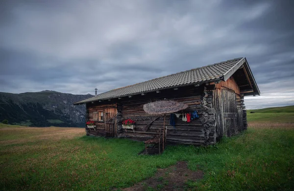 Domki Górach Dolomitów Płaskowyżu Seiser Alm Nastrojowe Ponure Krajobrazy Rano — Zdjęcie stockowe