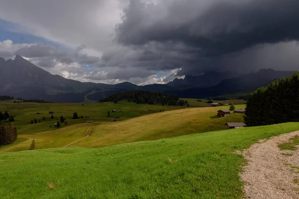 Nyár Dolomitok Hegyeiben Egy Felhős Viharos Délutánon — Stock Fotó