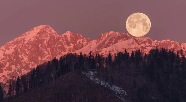 Vollmond Geht Bei Sonnenaufgang Hinter Den Bergen Unter — Stockfoto