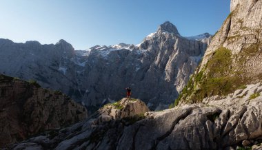 Dağın tepesinde güzel manzaralı erkek yürüyüşçü..