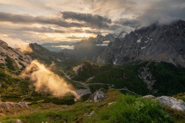 Julian Alps 'te kasvetli bir sabahta dağlarda gün doğumu