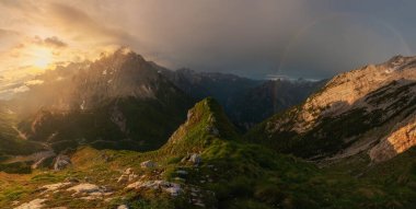 Julian Alps 'te kasvetli bir sabahta dağlarda gün doğumu