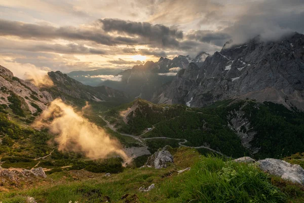 Восход Солнца Горах Мрачным Утром Джулианских Альпах — стоковое фото