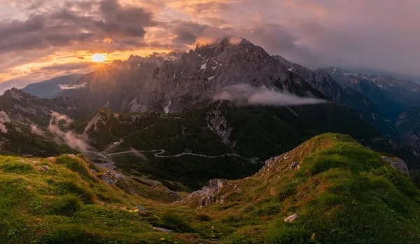 Julian Alps 'te kasvetli bir sabahta dağlarda gün doğumu