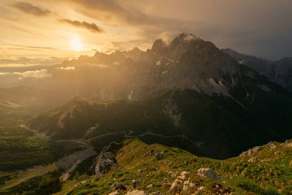 在朱利安阿尔卑斯山的一个闷热的早晨 日出在山上升起 — 图库照片