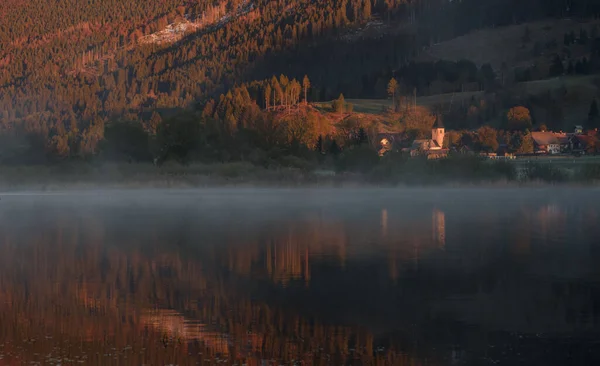 Sisli Bir Sonbahar Gününde Gölün Kenarında Sabah Yansımaları — Stok fotoğraf