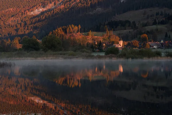 Morgenreflexionen See Einem Nebligen Herbsttag — Stockfoto