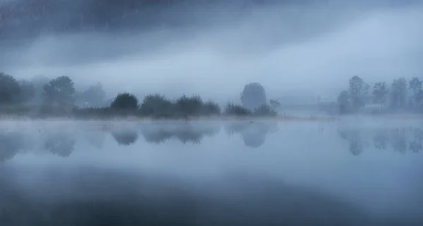 Autunno Nebbia Nebbia Vicino Lago Con Bellissimi Riflessi Calmi — Foto Stock