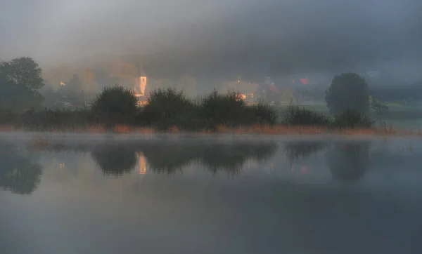 Niebla Niebla Otoñales Junto Lago Con Hermosos Reflejos Tranquilos — Foto de Stock