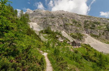 Dağlarda yürüyüş için güzel bir gün.