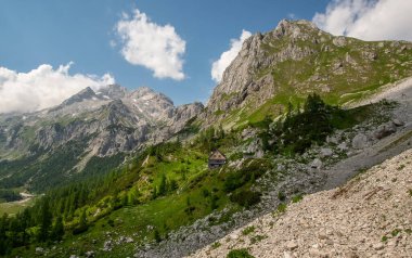 Dağlarda yürüyüş için güzel bir gün.