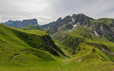 Dağ manzarası İtalyan Dolomitlerle Giau 'yu geçiyor.