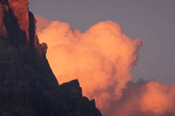 Vivido Tramonto Sulle Montagne Dolomitiche Con Nuvole Drammatiche — Foto Stock