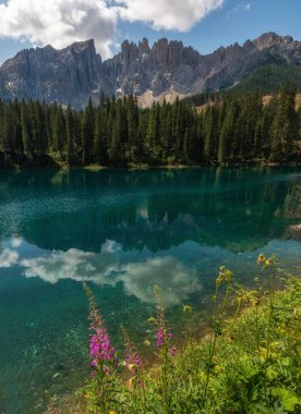 Bir yaz günü Dolomitlerde Carezza Gölü.