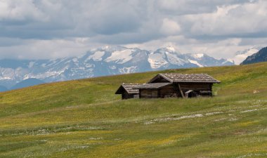 Dolomites dağlarındaki Seiser Alm Platosu 'nun güzel manzarası