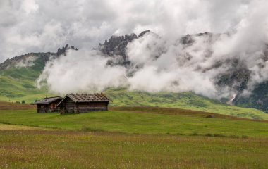 Bulutlu bir günde İtalya 'daki Dolomitler' in dağlarında puslu bir gün..