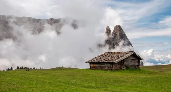 Día Brumoso Las Montañas Dolomitas Italia Día Nublado —  Fotos de Stock