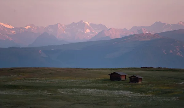 Sötét Élénk Napfelkelte Dolomitok Hegyeiben — Stock Fotó