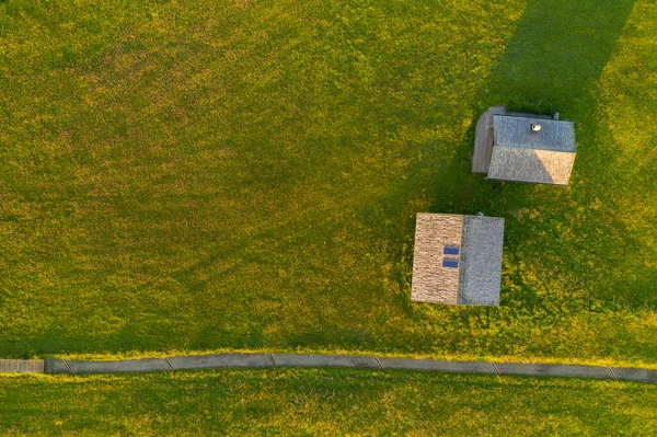Gün doğumunda Dolomitlerin büyük manzarasının havadan görüntüsü..