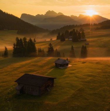 Dolomitlerin sabah sisli ve ruhani atmosferli dağ çayırları..