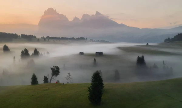 Ködös Napfelkelte Dolomitok Hegyeiben — Stock Fotó