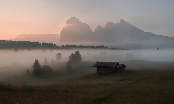 ドロミテ山脈の霧の日の出 — ストック写真