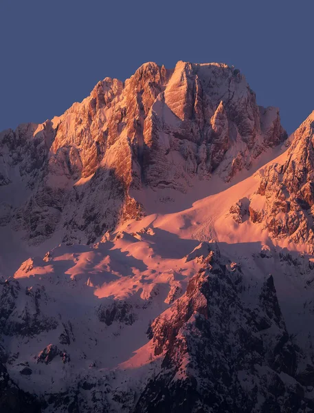 Величественные Горные Вершины Утренним Солнцем — стоковое фото