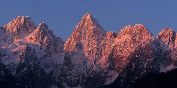 Sabah Güneşinde Görkemli Dağ Zirveleri — Stok fotoğraf