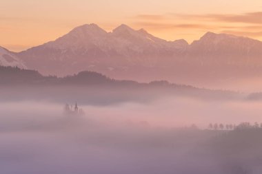 Slovenya 'da sisli bir sabahta Aziz Thomas Kilisesi