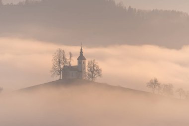 Slovenya 'da sisli bir sabahta Aziz Thomas Kilisesi