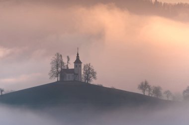 Slovenya 'da sisli bir sabahta Aziz Thomas Kilisesi