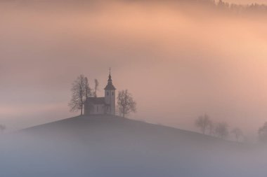 Slovenya 'da sisli bir sabahta Aziz Thomas Kilisesi