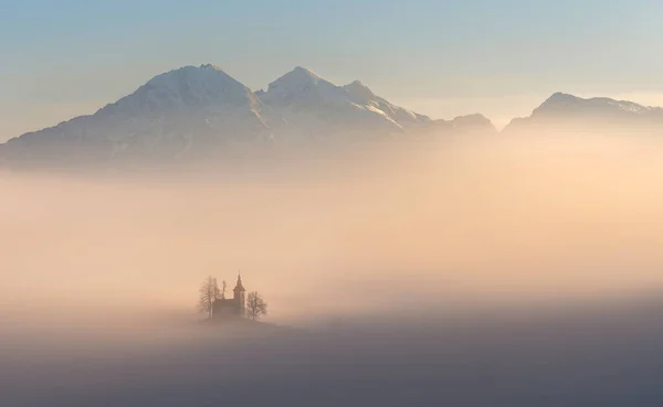 スロベニアの霧深い朝の聖トーマス教会 — ストック写真