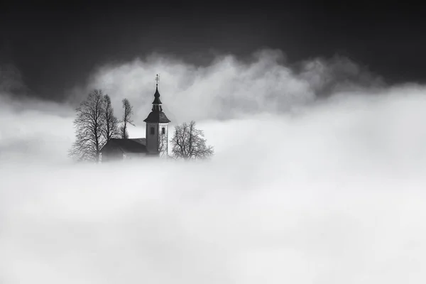 Igreja Saint Thomas Uma Manhã Nebulosa Eslovênia — Fotografia de Stock