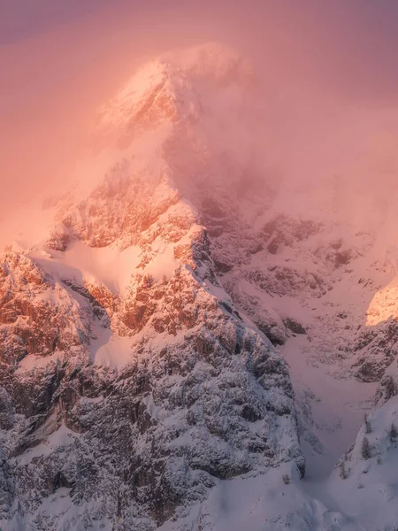 Восход Солнца Горах Покрытых Свежим Снегом — стоковое фото